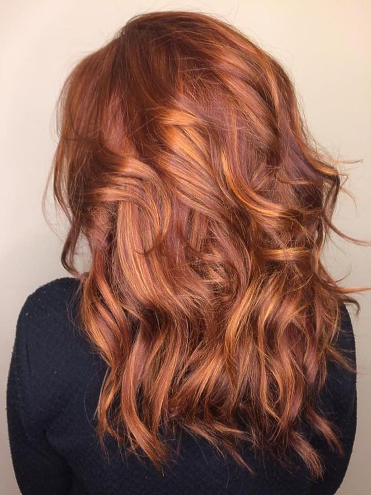 Włosy w kolorze peach cobbler