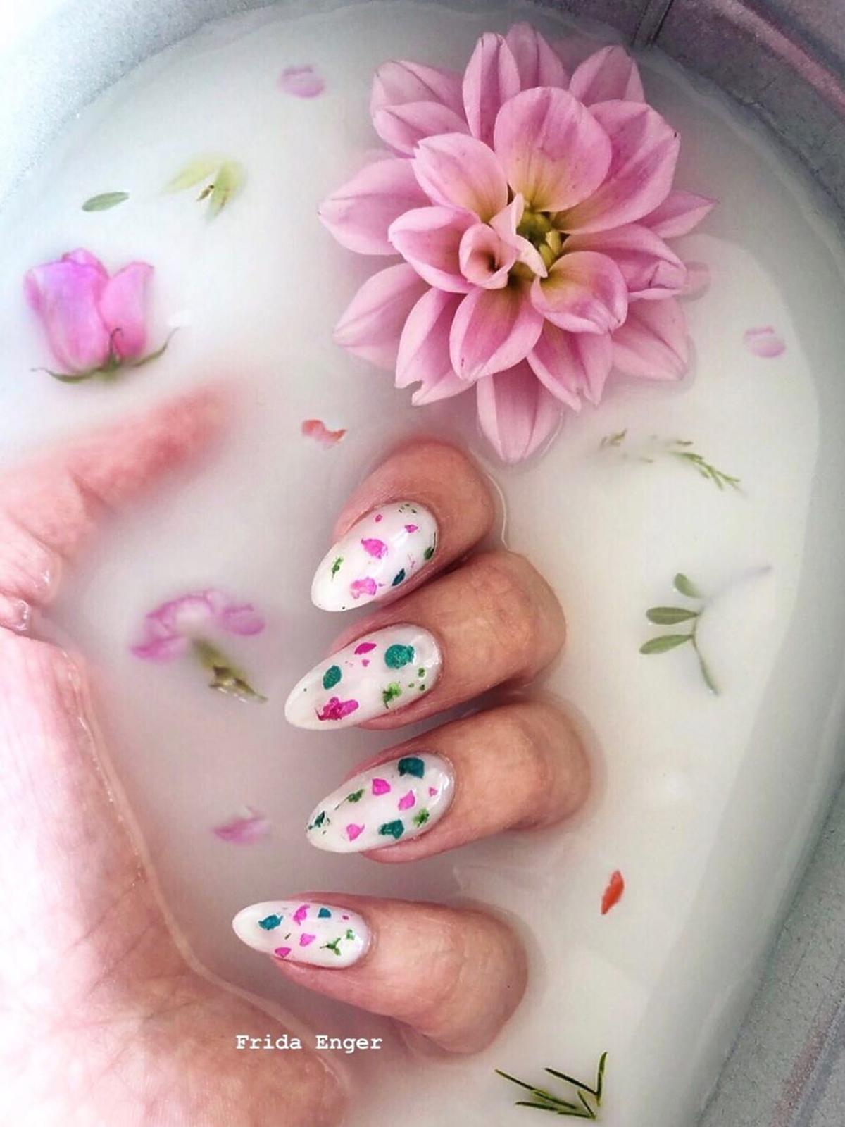 Milk Bath Nails' – uroczy trend na paznokciach