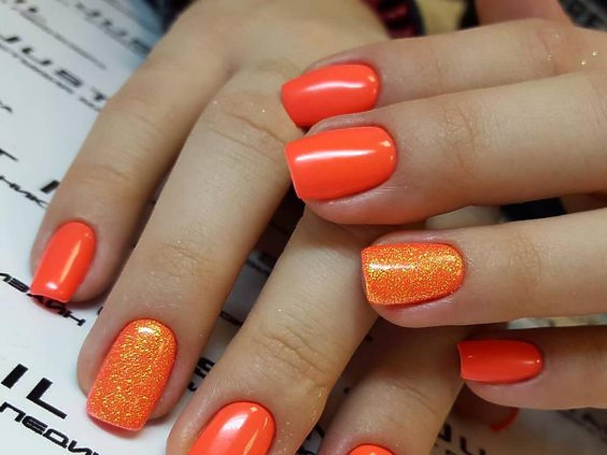 Pomarańczowy manicure