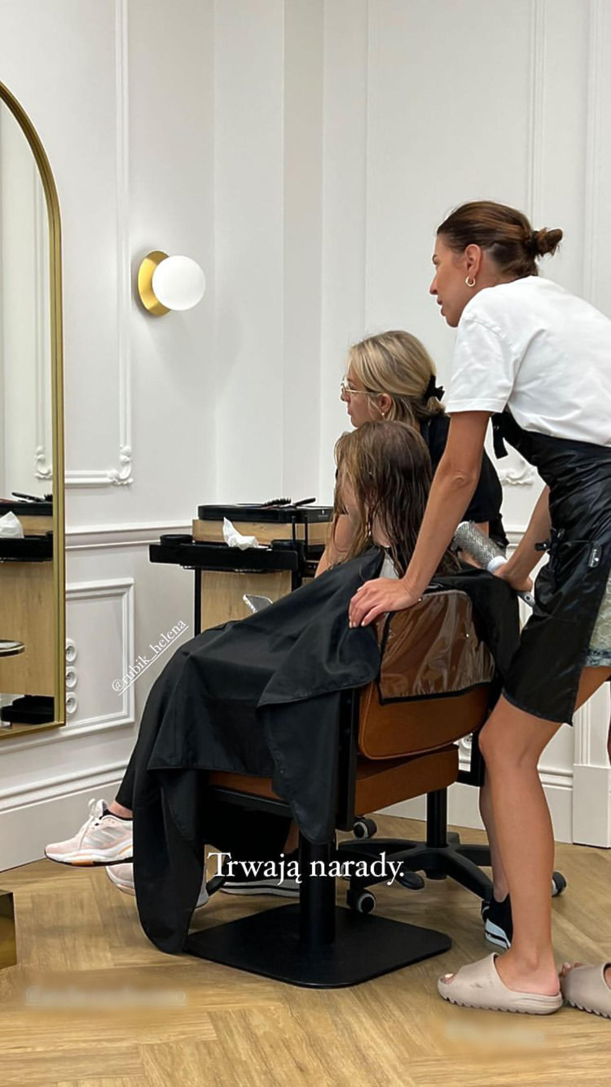 Agata Rubik zabrała córkę do atelier fryzjerskiego