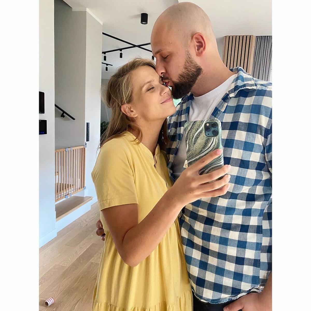 Agnieszka Kaczorowkska w ciąży przytula się z mężem