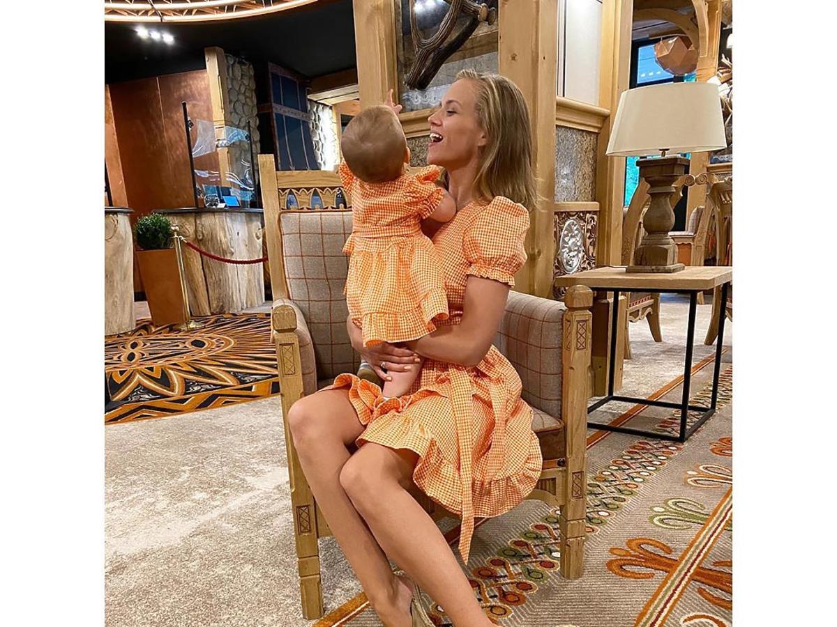 agnieszka kaczorowska w espadrylach na platformie