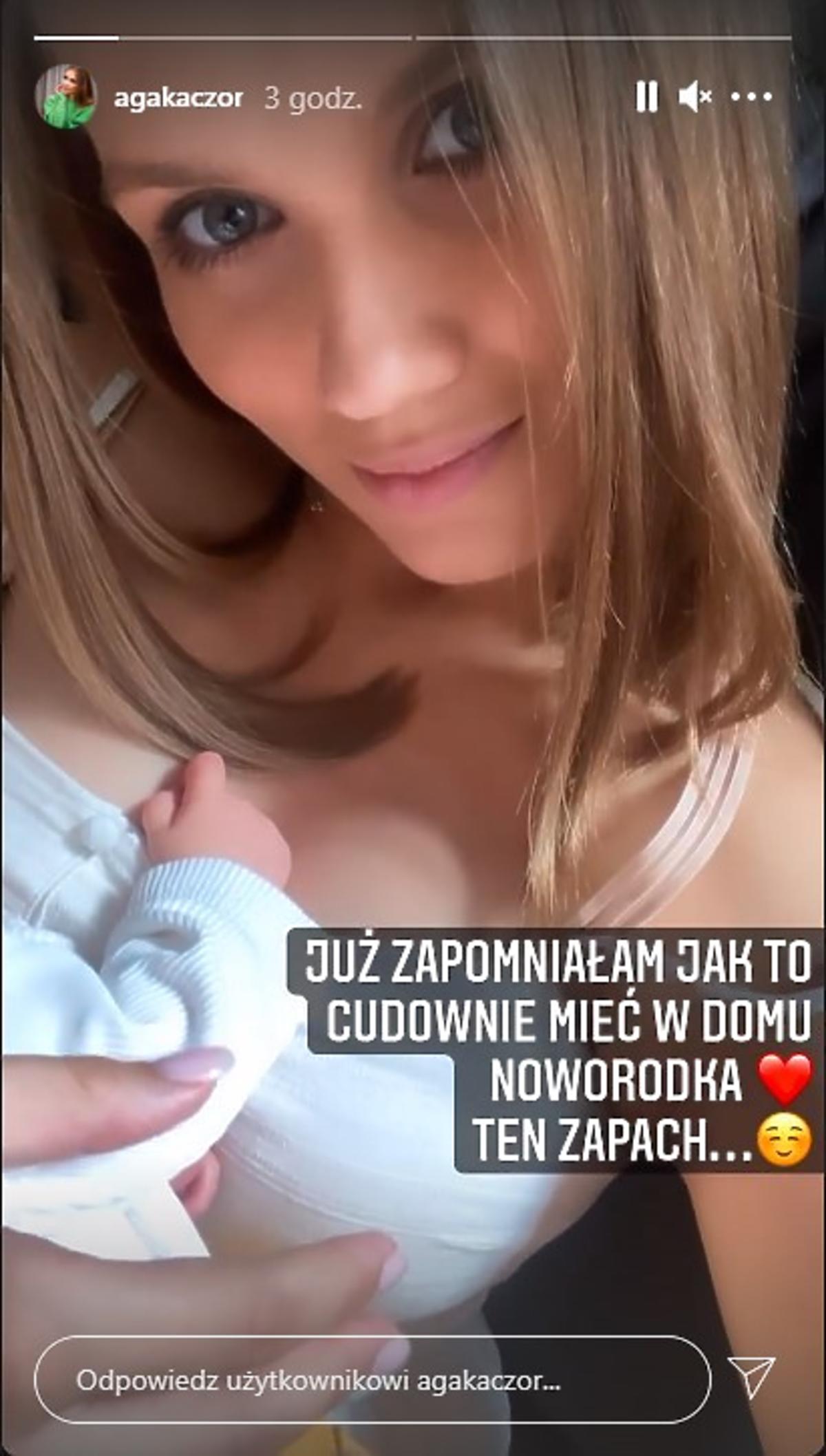 Agnieszka Kaczorowska zachwyca się zapachem noworodka