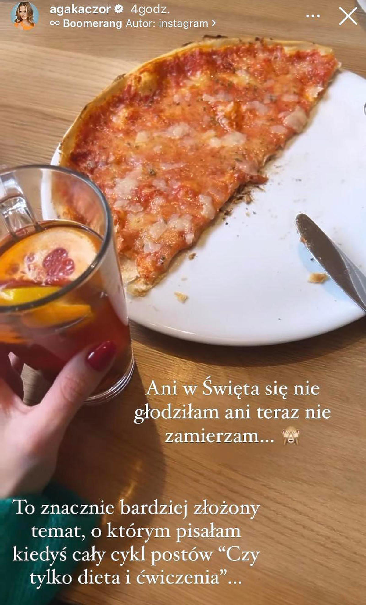 Agnieszka Kaczorowska zajada pizzę