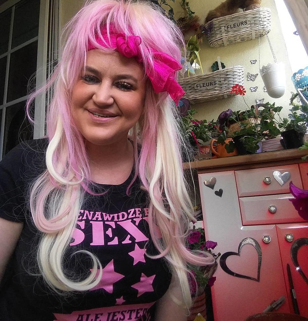 Agnieszka Kotońska stare zdjęcie w różowych włosach