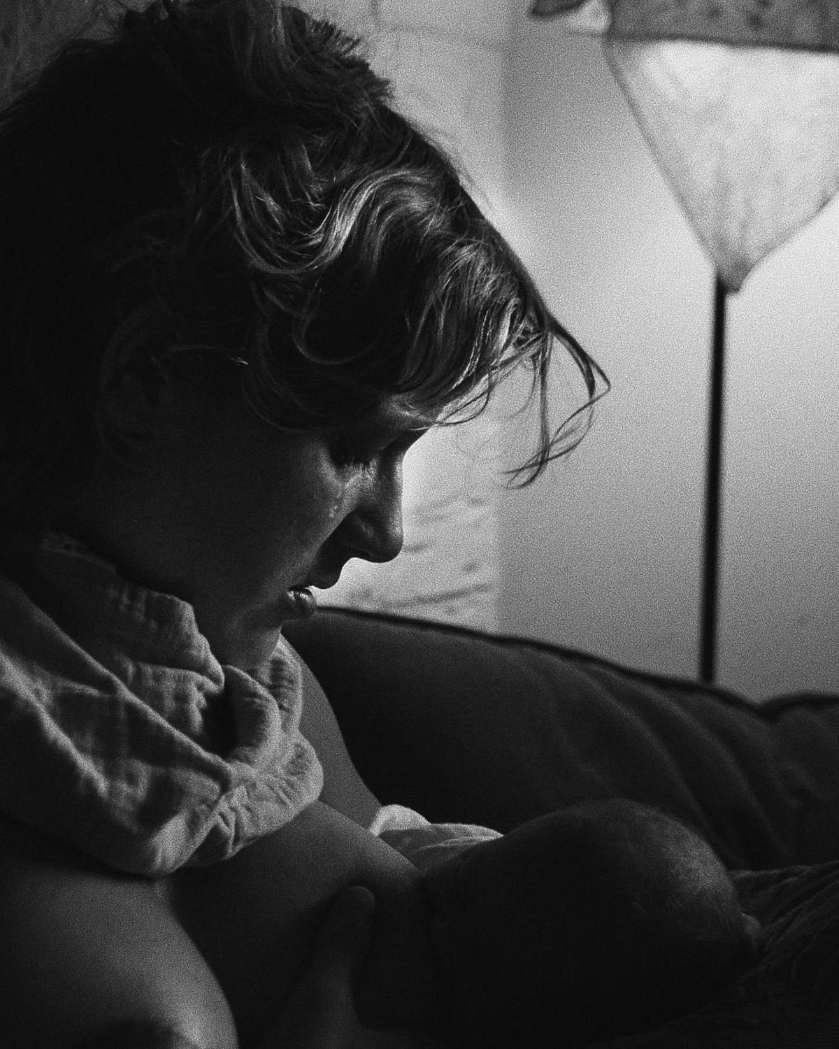 Aleksandra Domańska trzyma dziecko przy piersi