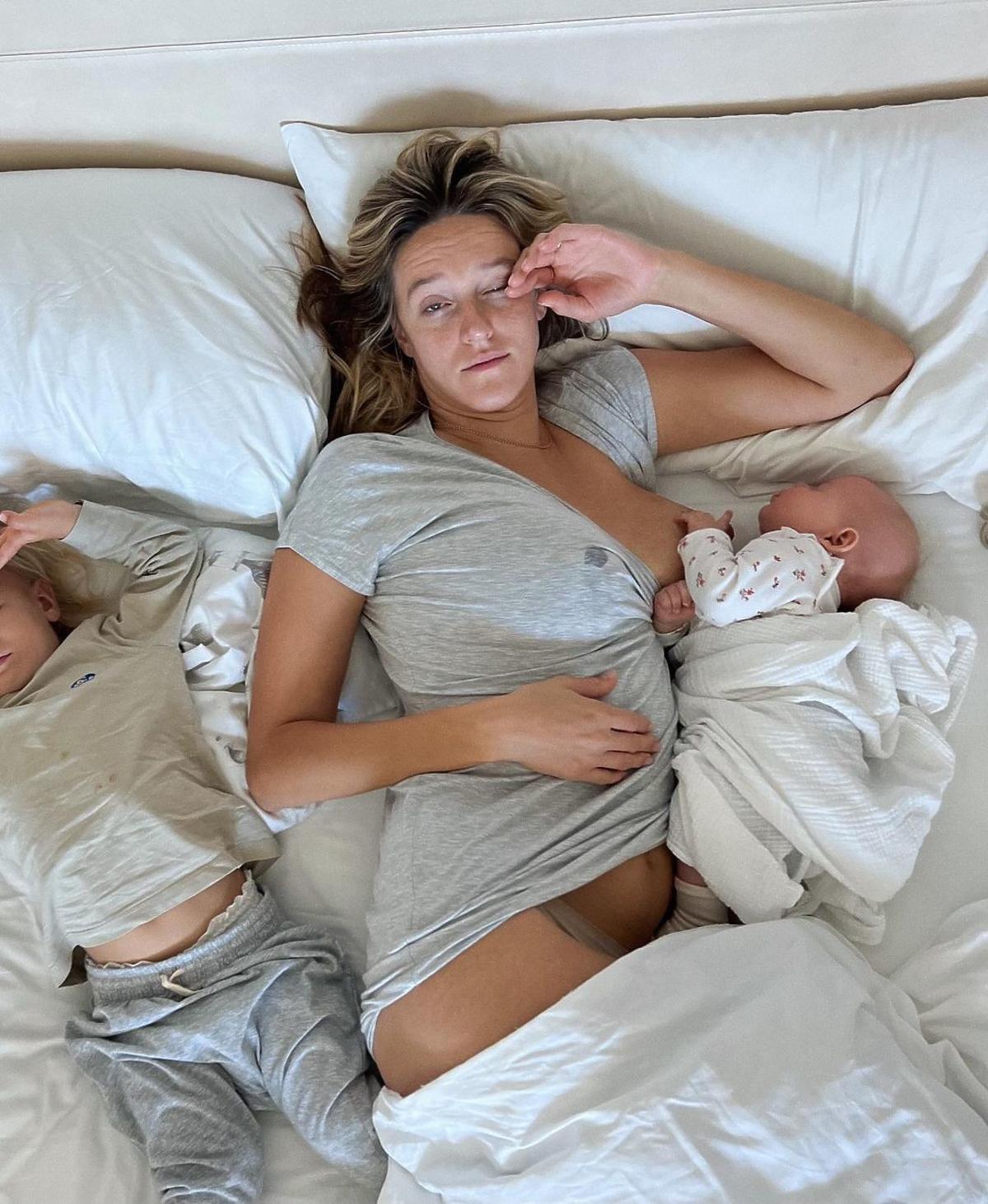 Aleksandra Żebrowska z dziećmi w łóżku