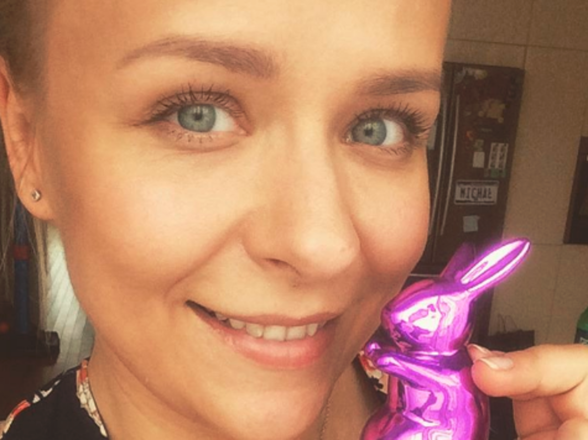 Aneta Zając trzyma w ręce różowego zajączka wielkanocnego
