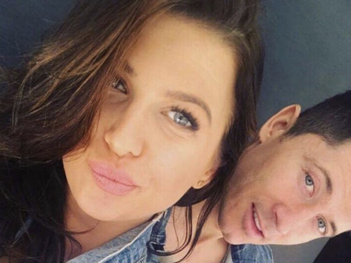 Ania Lewandowska z mężem uśmiechają się i robią sobie selfie