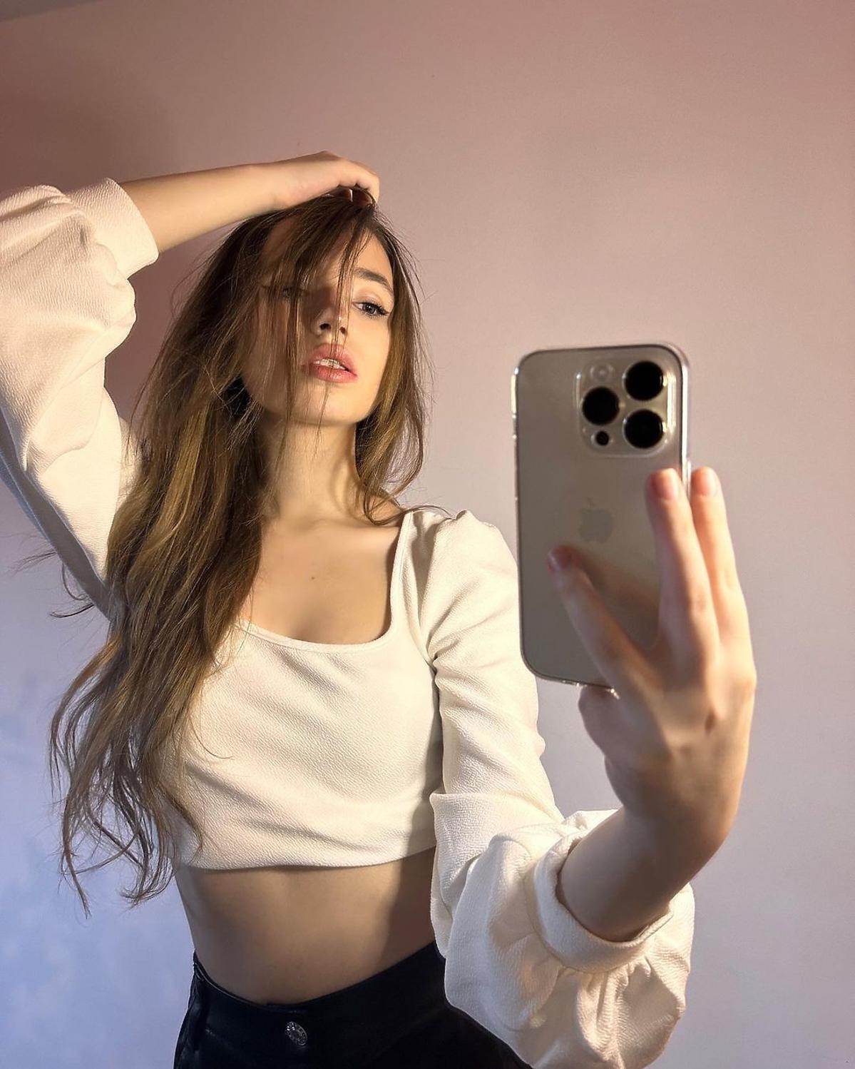 Anika Dąbrowska robi selfie