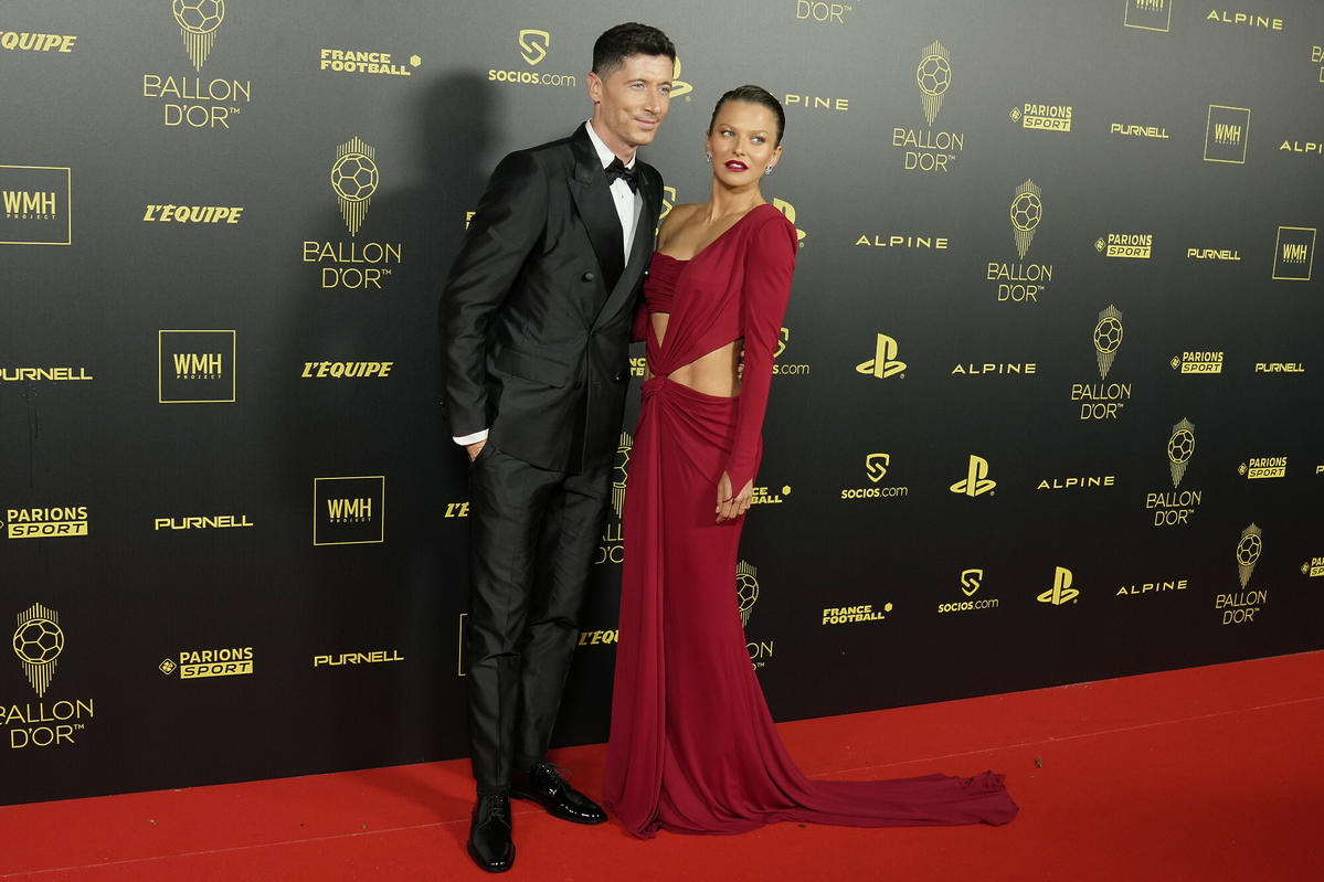 Anna i Robert Lewandowscy na czerwonym dywanie Złotej Piłki 2022
