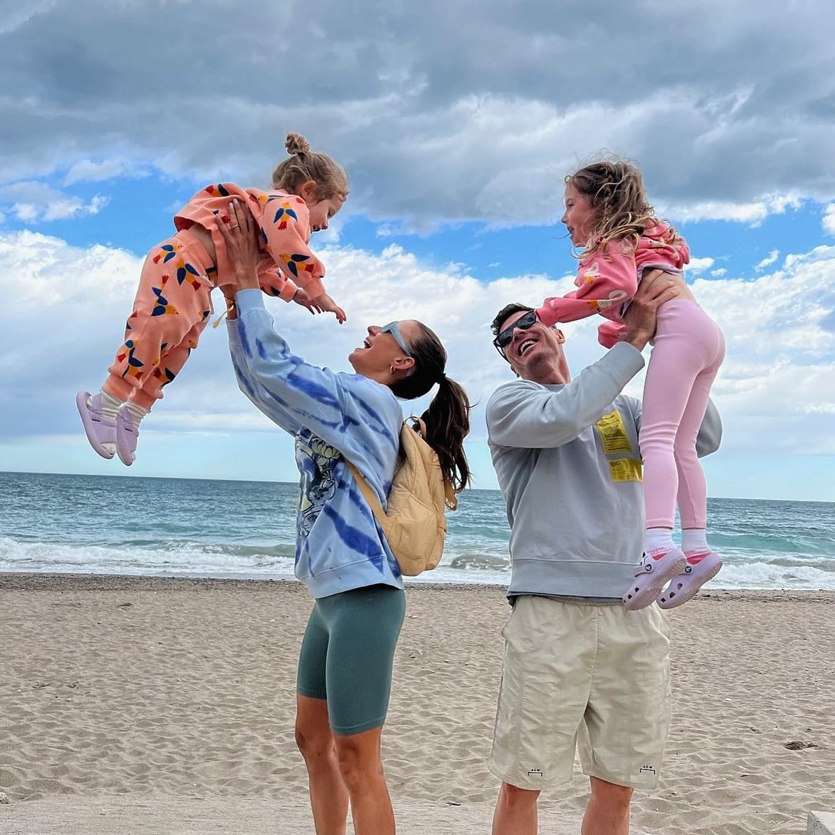 Anna i Robert Lewandowscy z córkami na plaży