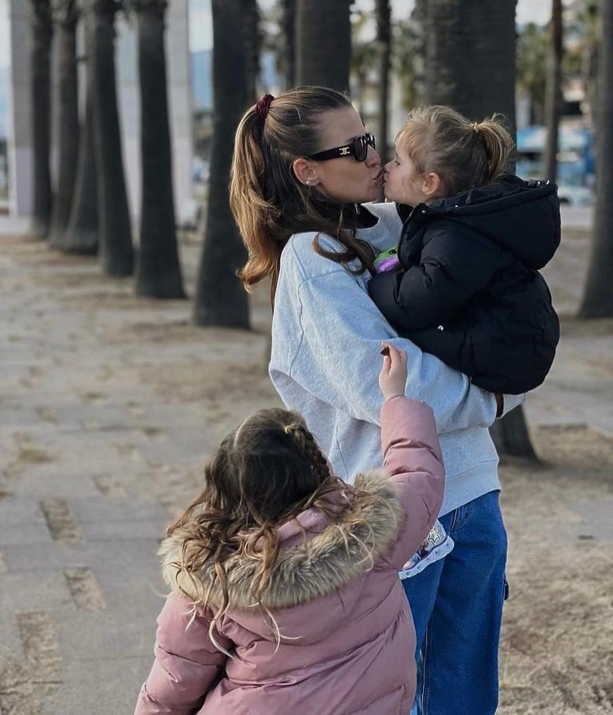 Anna Lewandowska całuje córkę