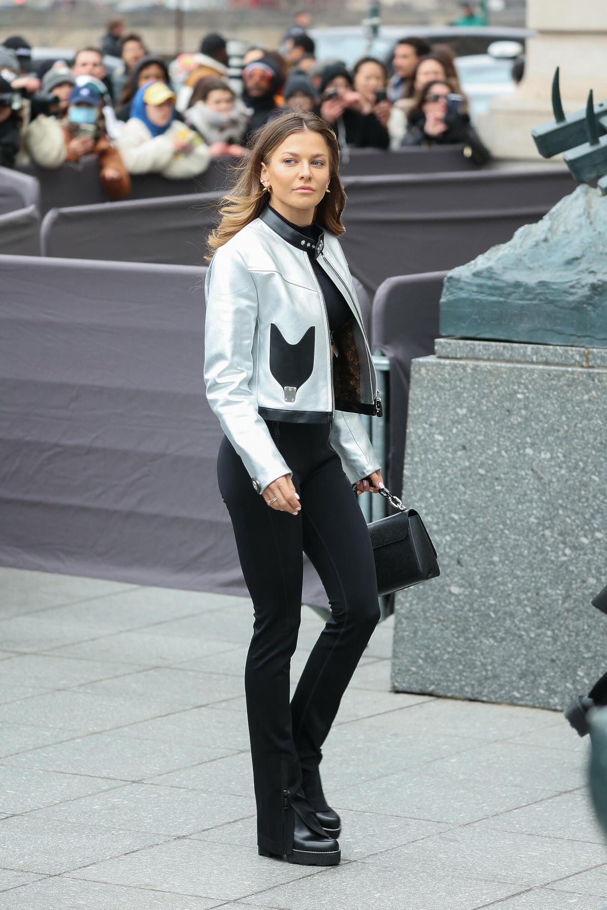 Anna Lewandowska na Paris Fashion Week w stylizacji Loius Vuitton
