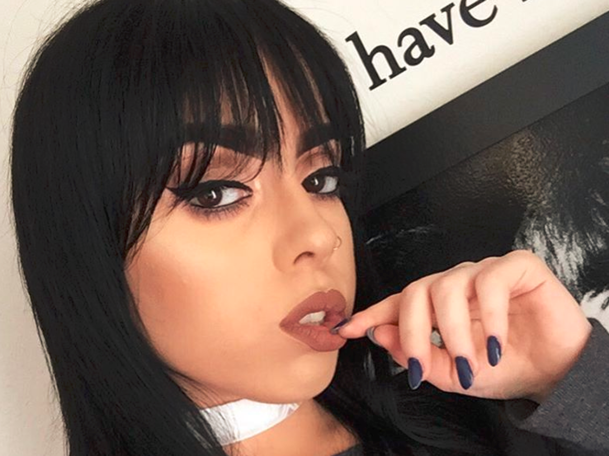 Ashley Soto brunetka z grzywką selfie