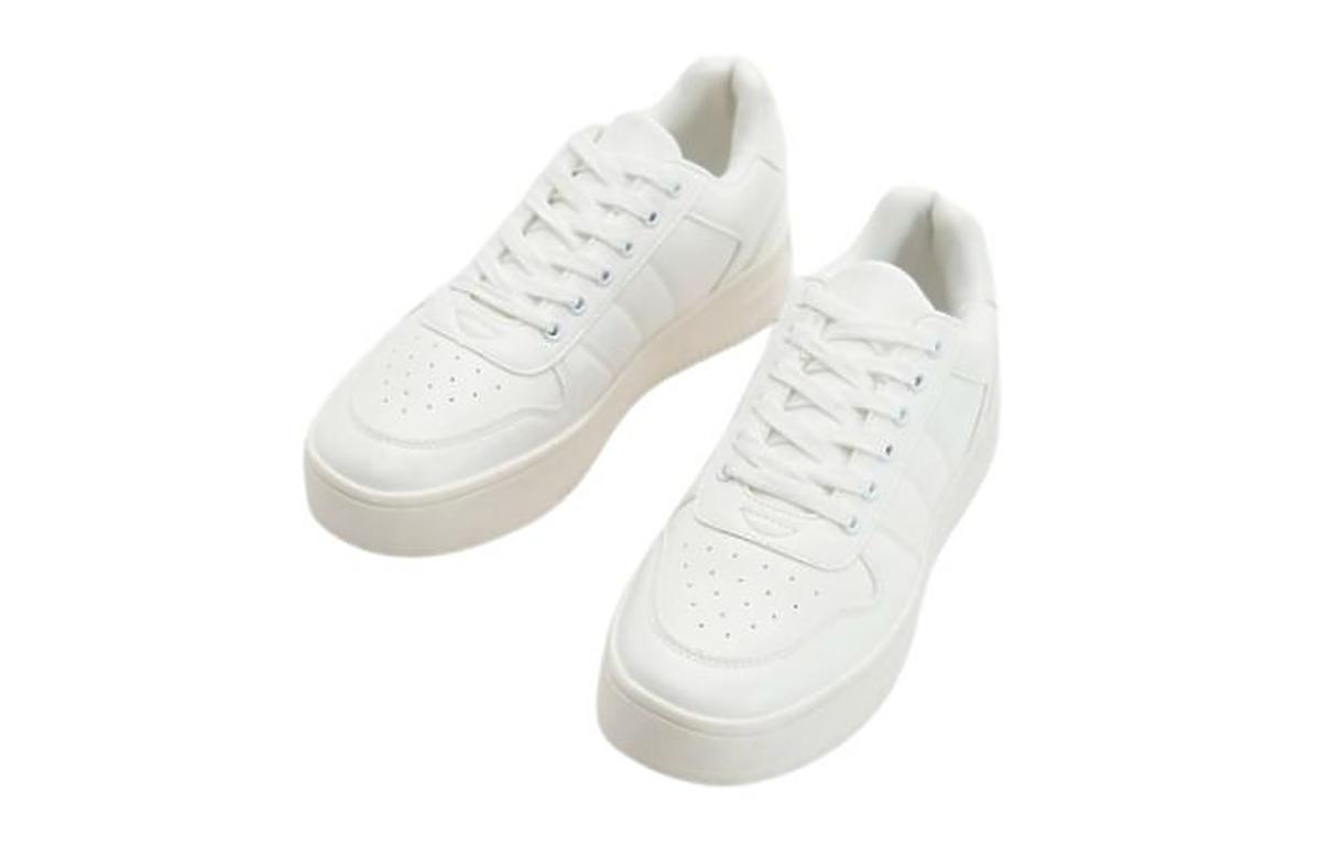 białe sneakersy z Reserved w stylu Gąsiewskiej