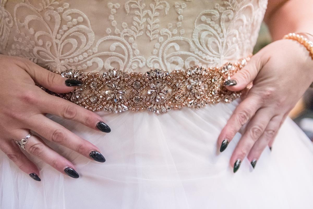 biżuteryjny pas do sukni ślubnej