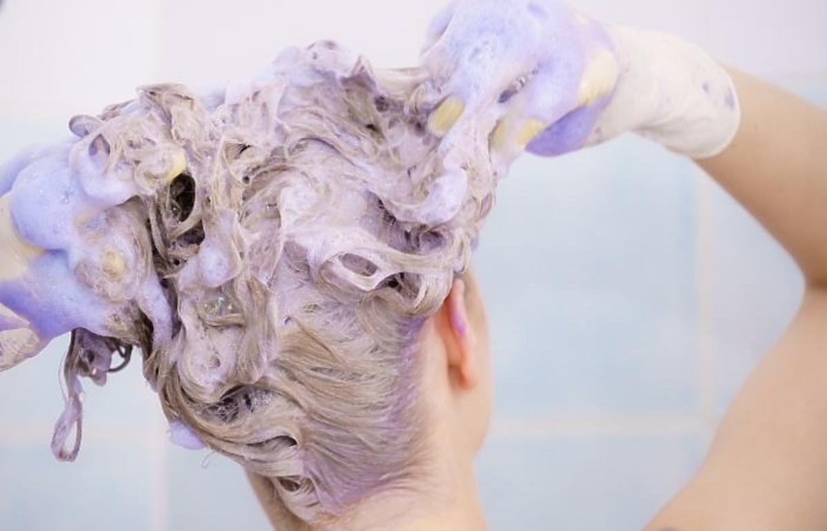 Blond włosy pielęgnacja fioletowy szampon