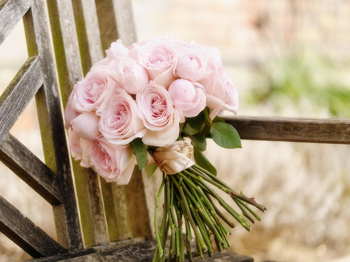 bukiet ślubny z piwonii i róż