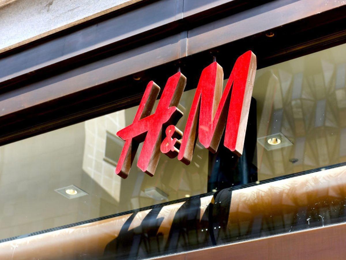 Cekinowa sukienka z kokardą z H&M to viral z TikToka