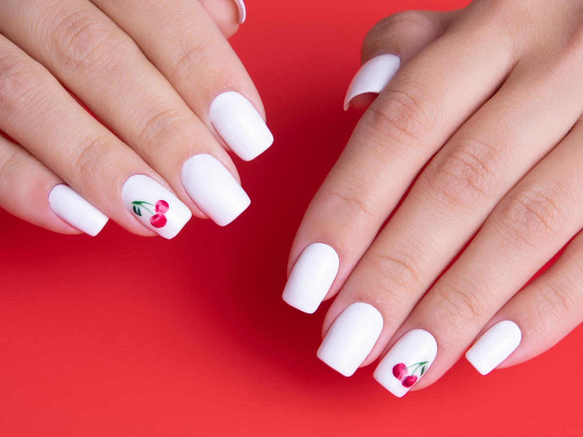 cherry nails najmodniejszy wzór manicure na wiosnę 2023