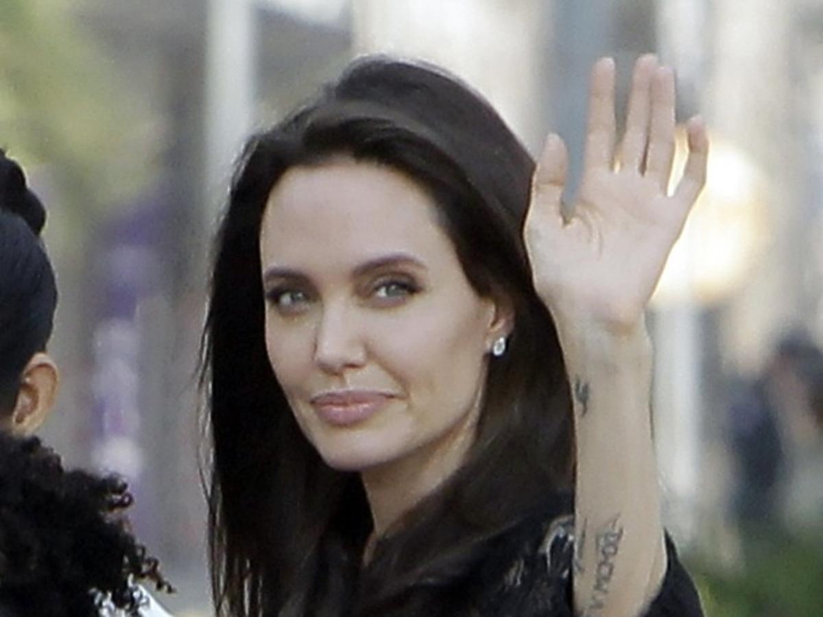 Chuda Angelina Jolie pozdrawia fanów