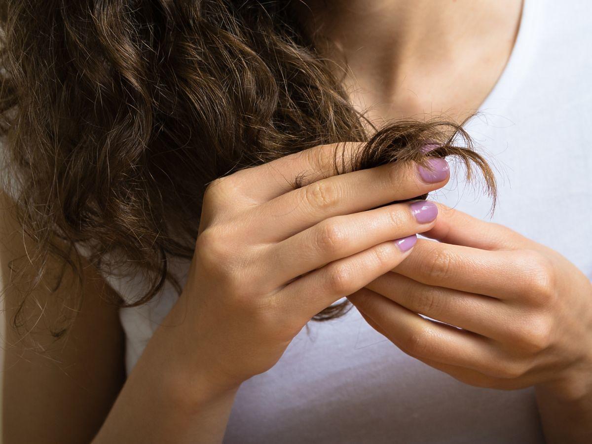 Ciekłe kryształki z olejem sezamowym skutecznie wygładzają nawet wysokoporowate włosy! Zapobiegają rozdwajaniu i łamliwości końcówek