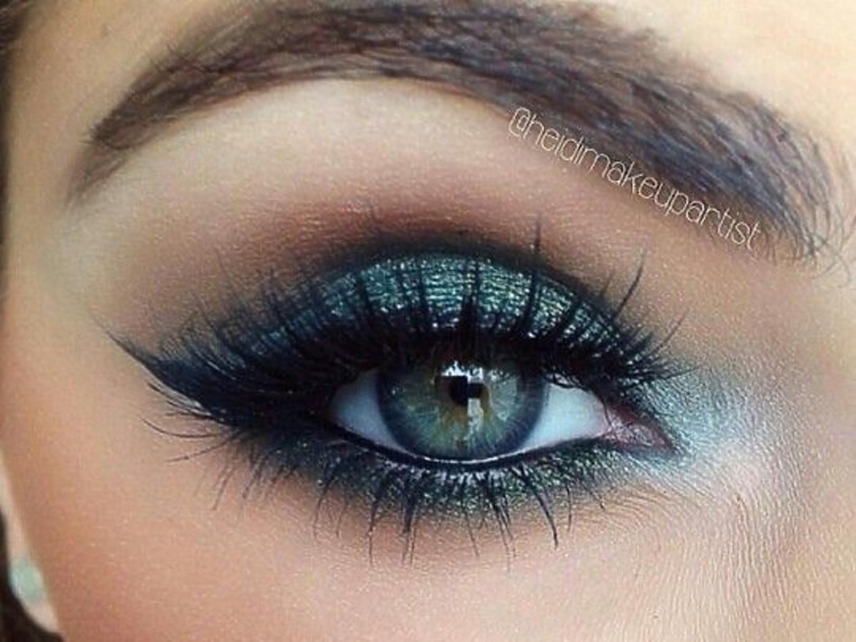ciemnoniebieski makijaż oczu