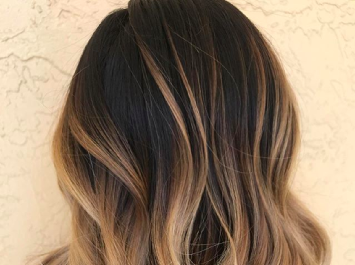 Ciepły balayage w odcieniu "toasty melt" to hit lata 2019