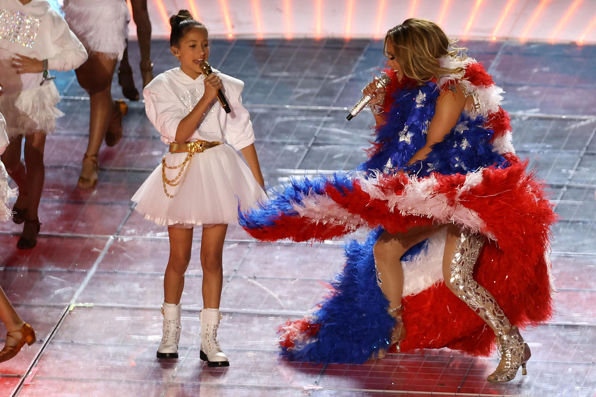 córka jennifer lopez na super bowl emme muniz
