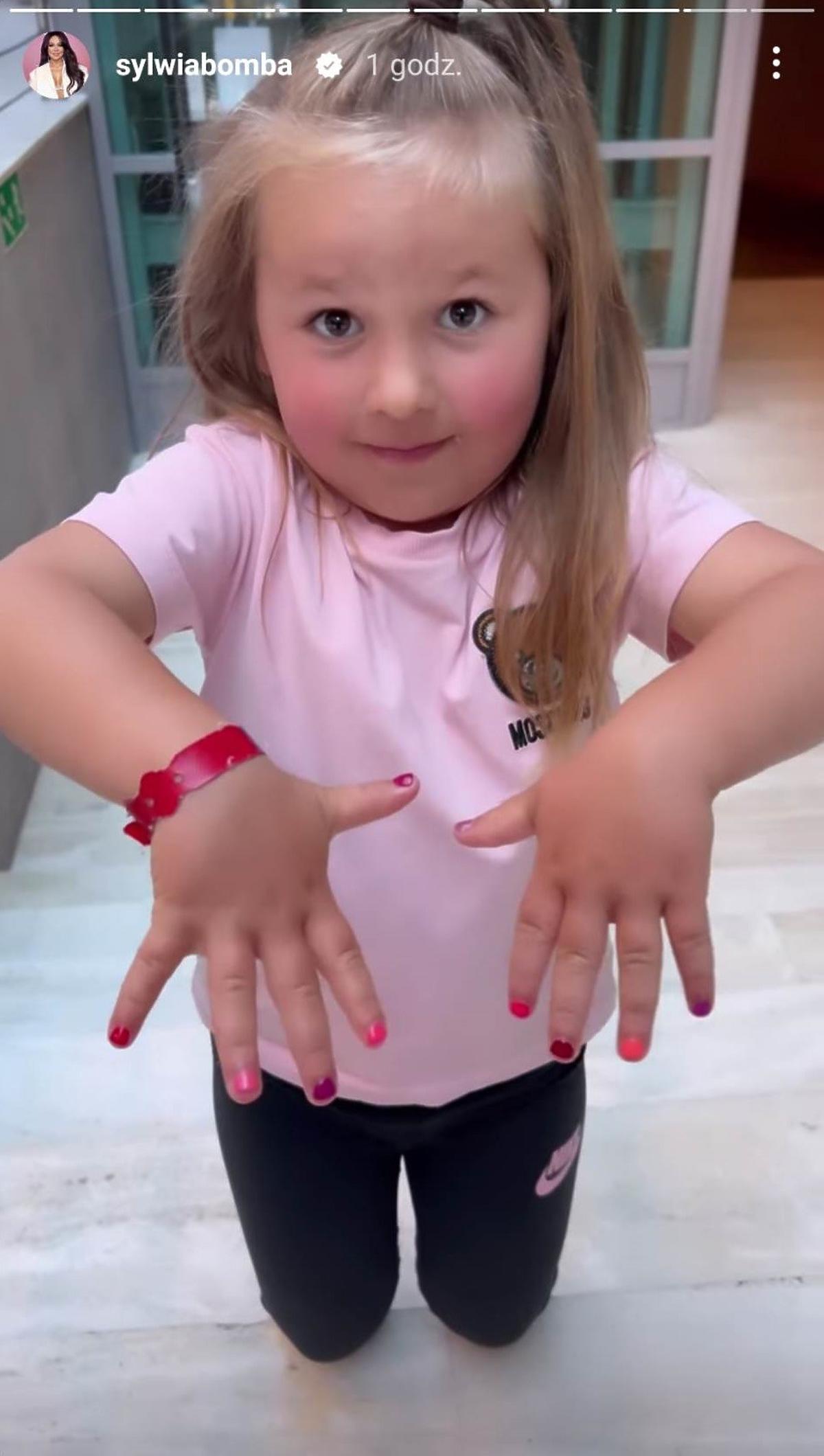 Córka Sylwii Bomby maluje paznokcie u kosmetyczki
