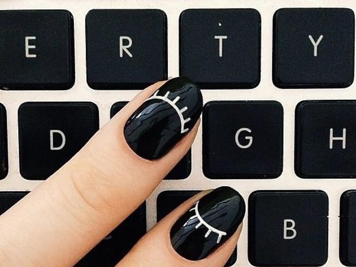 czarny manicure na tle klawiatury komputera