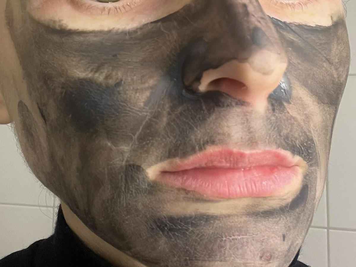 Czarny peeling na twarzy