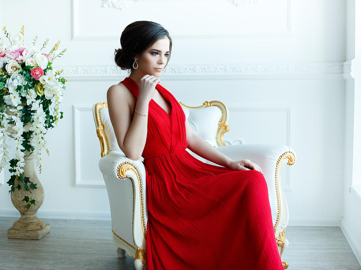 czerwona sukienka na wesele stylizacje