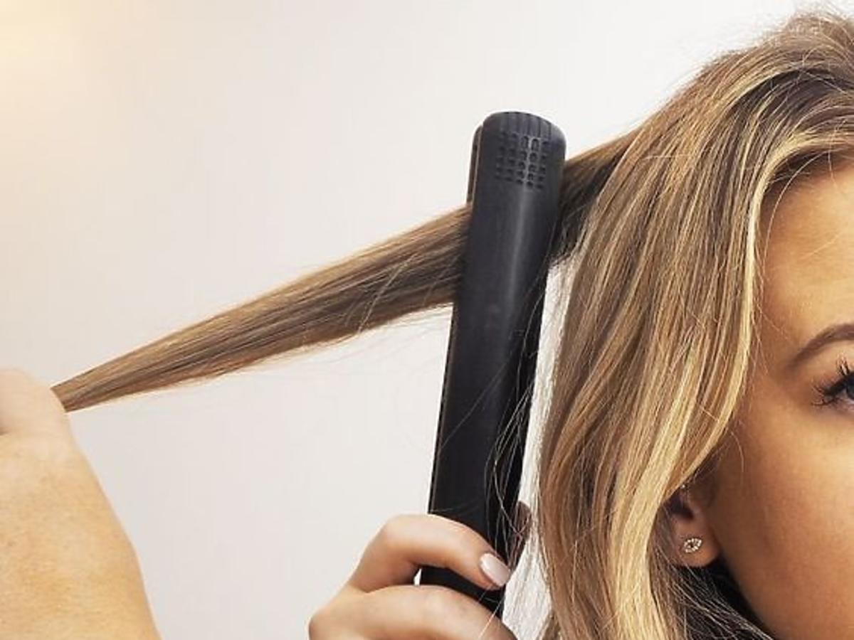 Czyszczenie prostownicy do włosów. Dlaczego warto i jak to robić? [PORADNIK]