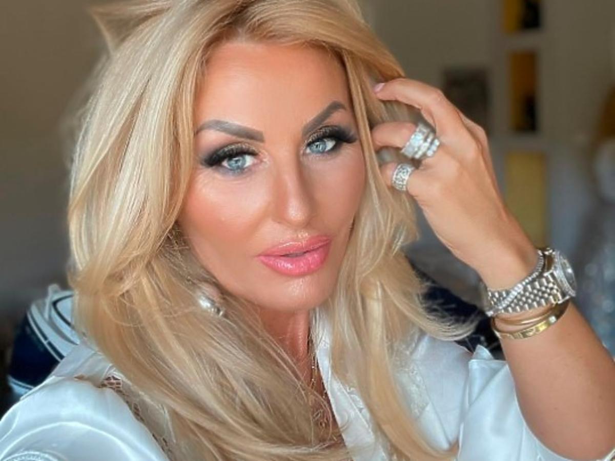Dagmara Kaźmierska z "Królowych życia" poprawia włosy