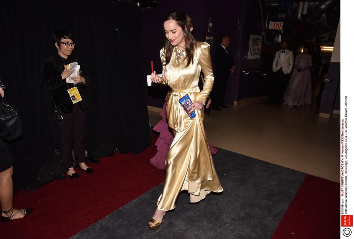 Dakota Johnson w złotej kreacji i złotych butach