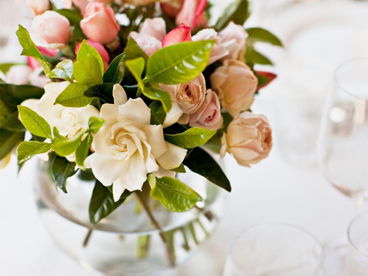 Dekoracje kwiatowe na stoły weselne