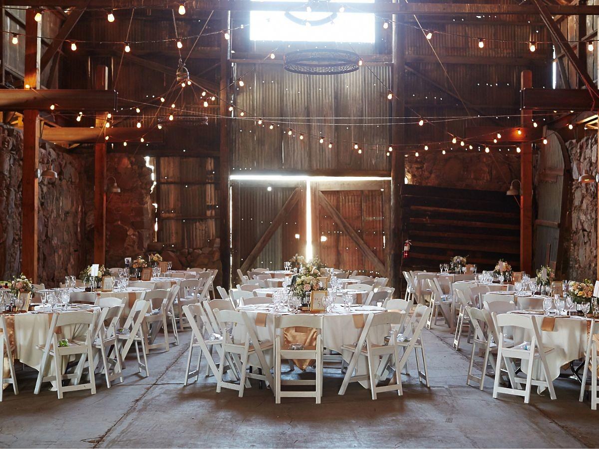 Dekoracje ślubne w stodole