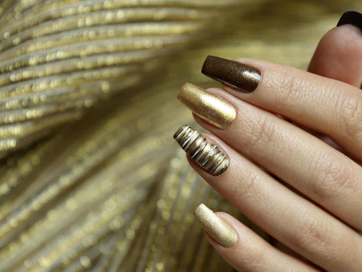 Długie paznokcie złote