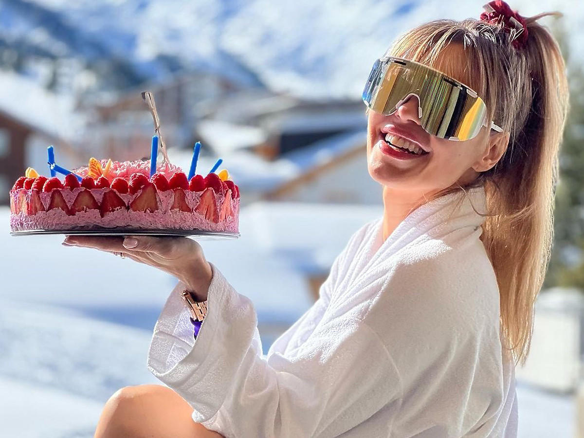 Doda pozuje z tortem urodzinowym