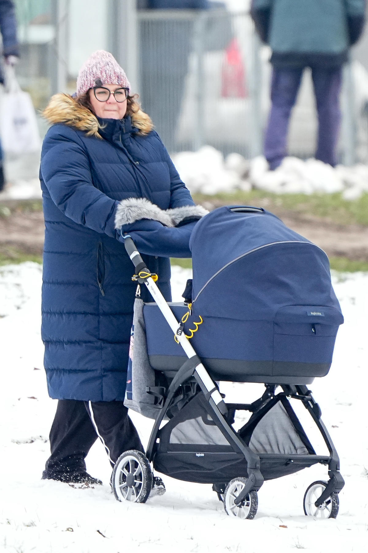 Dominika Gwit na zimowym spacerze z synem