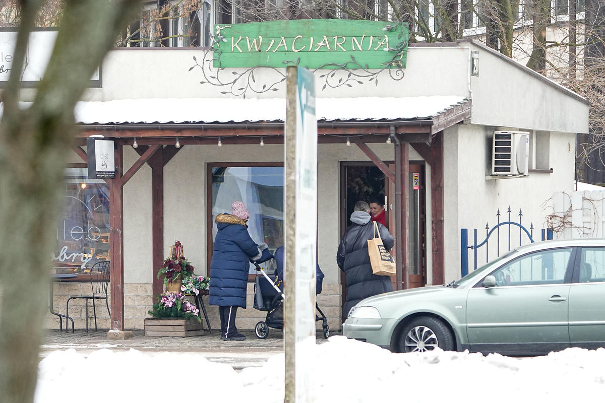 Dominika Gwit na zimowym spacerze z synem - poszła do kwiaciarni