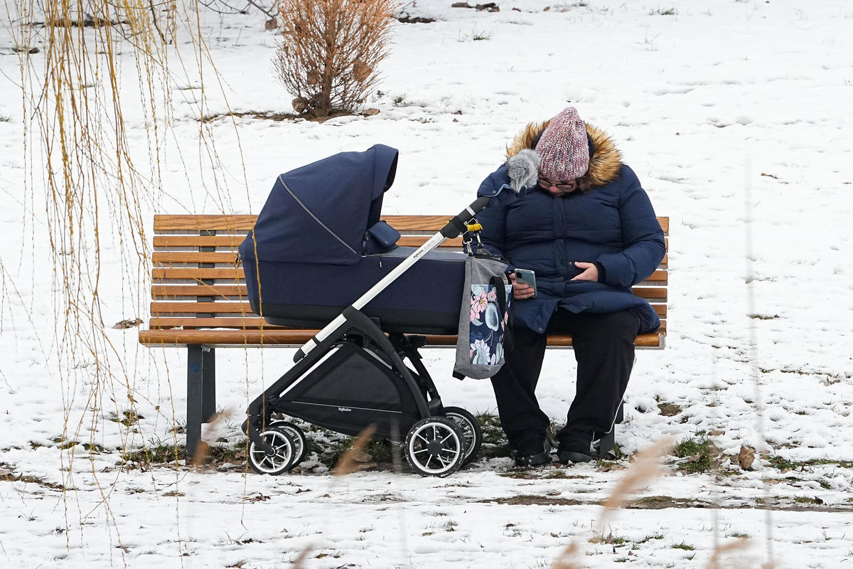 Dominika Gwit na zimowym spacerze z synem w parku (1)