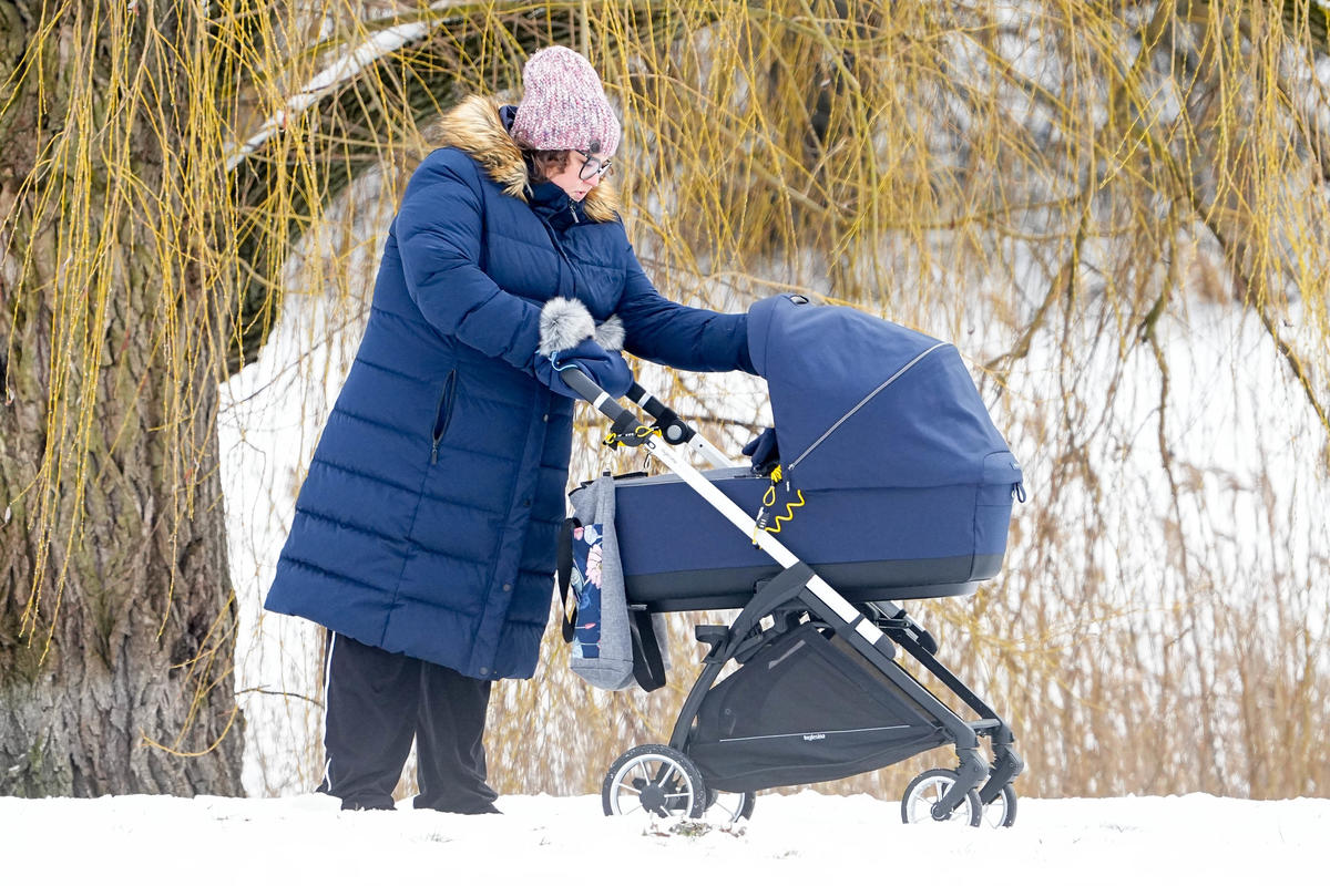 Dominika Gwit na zimowym spacerze z synem w parku