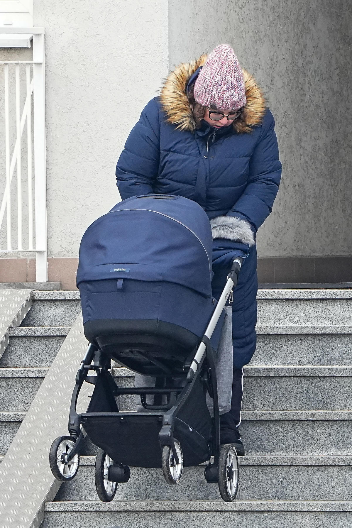 Dominika Gwit walczy z dziecięcym wózkiem na schodach (1)