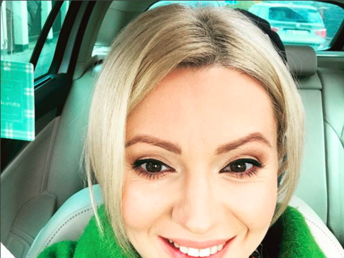Dorota Szelągowska w zielonym płaszczu - selfie z samochodu 