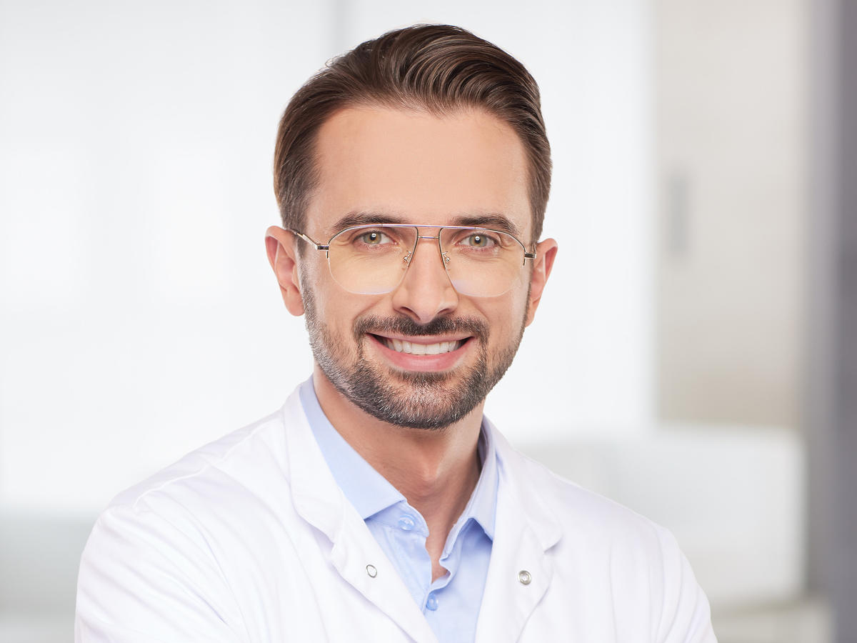 dr n.med. Piotr Stabryła, specjalista chirurgii plastycznej z kliniki Dr Szczyt-Charytonowicz