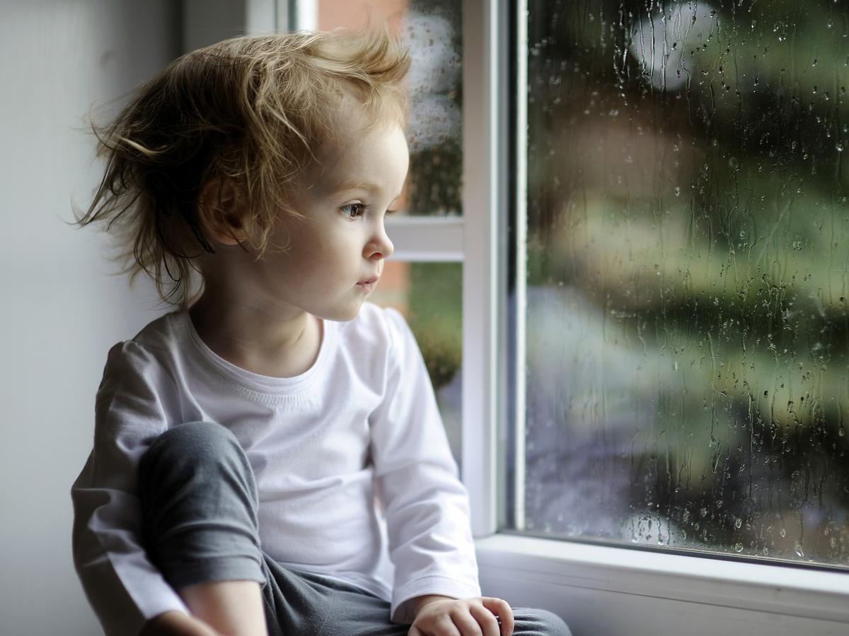 Dziecko przy oknie