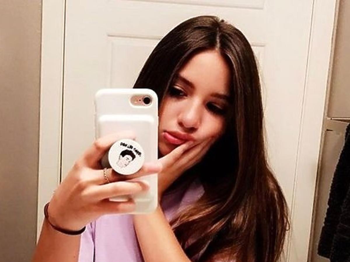 dziewczyna szatynka selfie w lustrze
